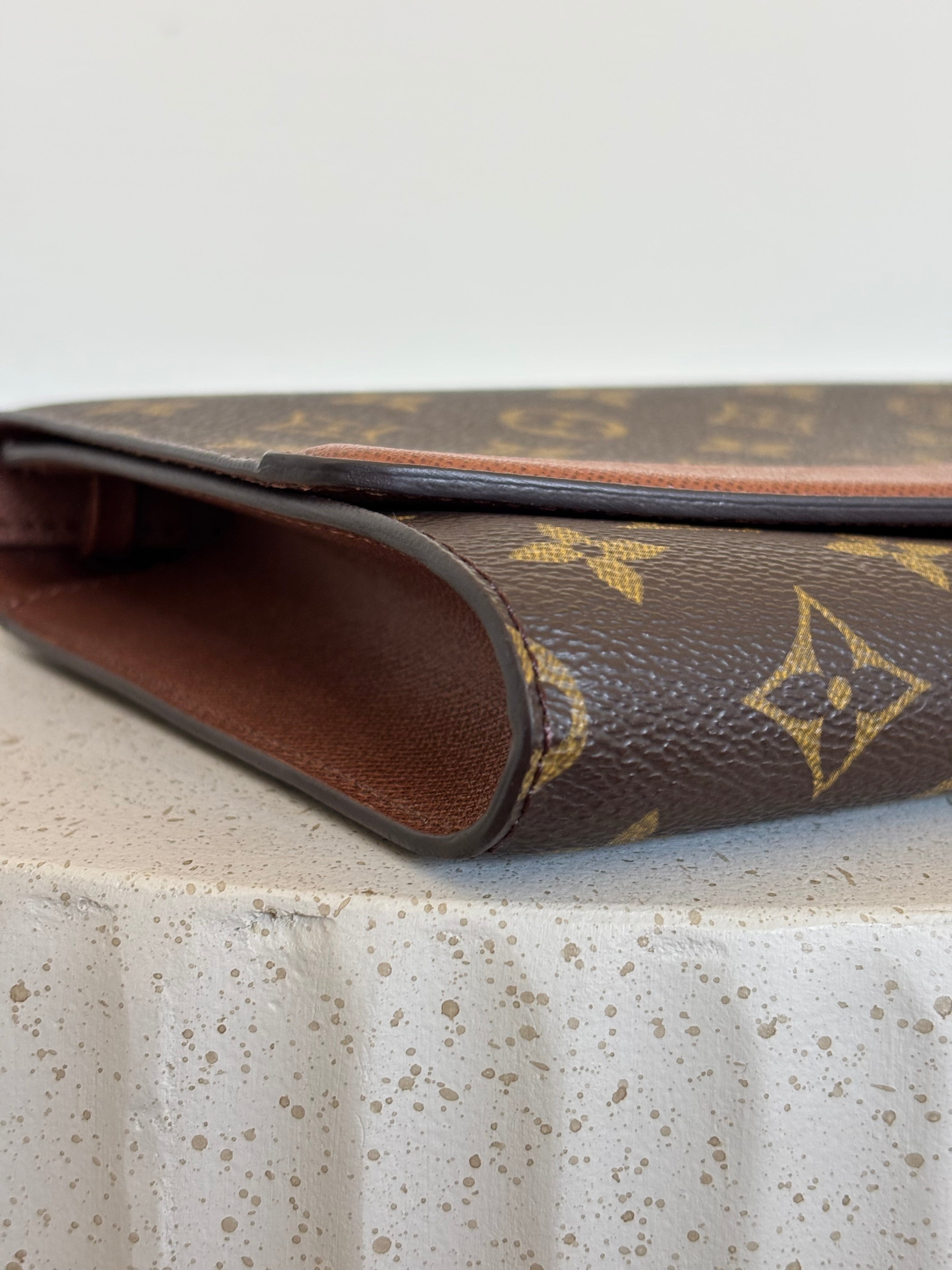 Louis Vuitton Pochette Bordeaux