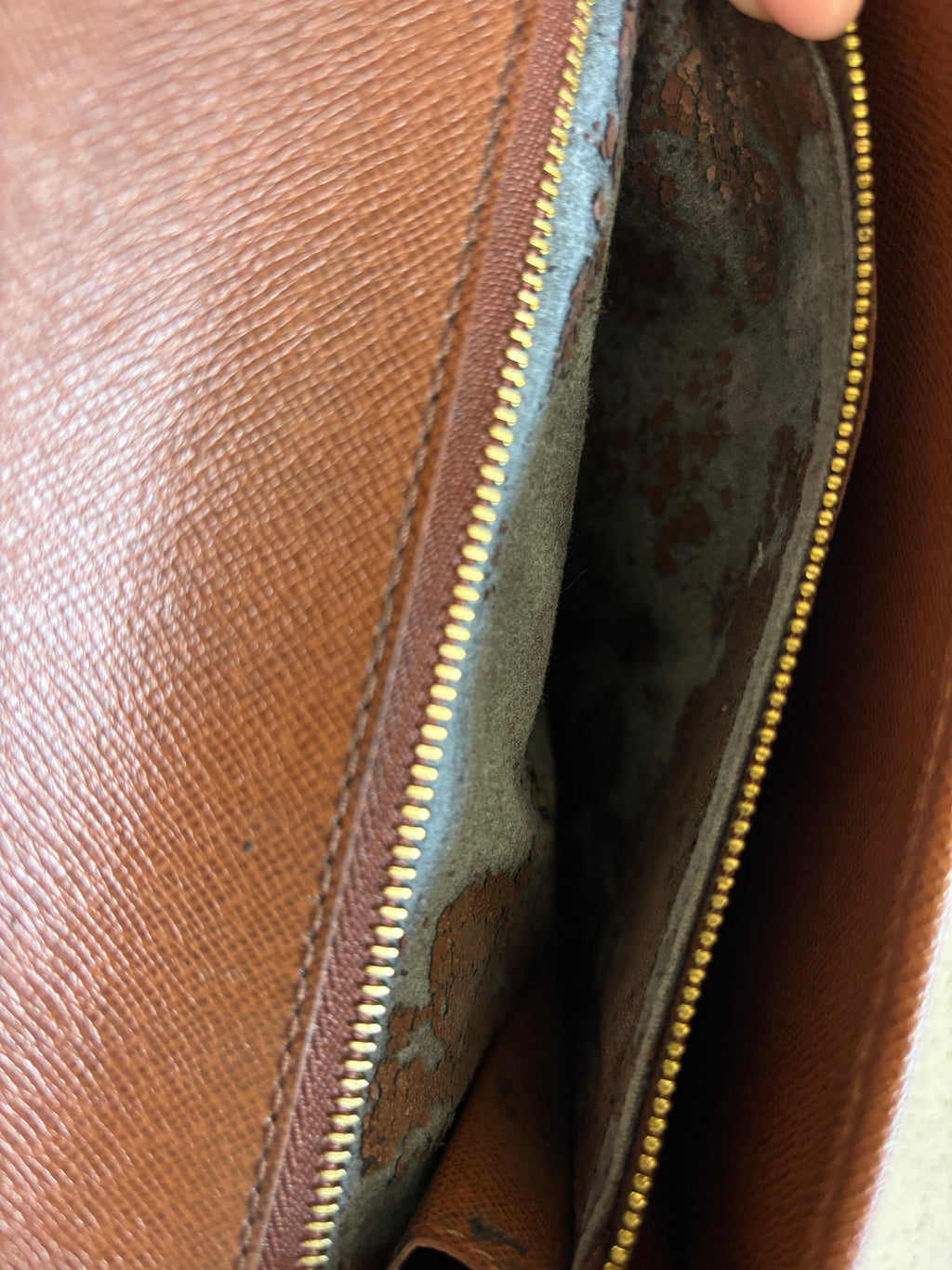 Louis Vuitton Pochette Bordeaux